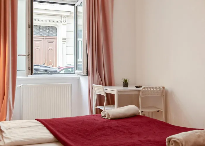 Spacious 3br Next To Belvedere Perfect For Short Term