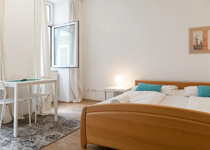 Spacious 3br Next To Belvedere Perfect For Short Term