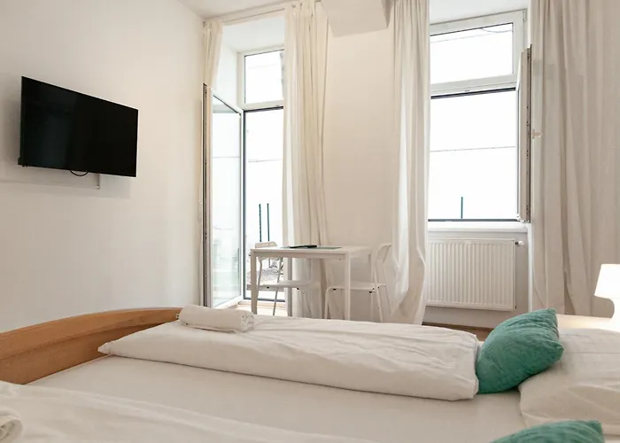 Spacious 3br Next To Belvedere Perfect For Short Term