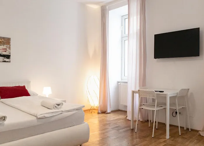 Spacious 3br Next To Belvedere Perfect For Short Term דירה *