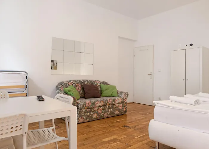 Spacious 3br Next To Belvedere Perfect For Short Term